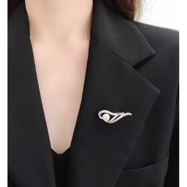 Brosa argint, martisor de argint, cadou martie, martisor educatoare, martisor invatatoare, dama, argint 925 rodiat, argintiu, 4,58 gr