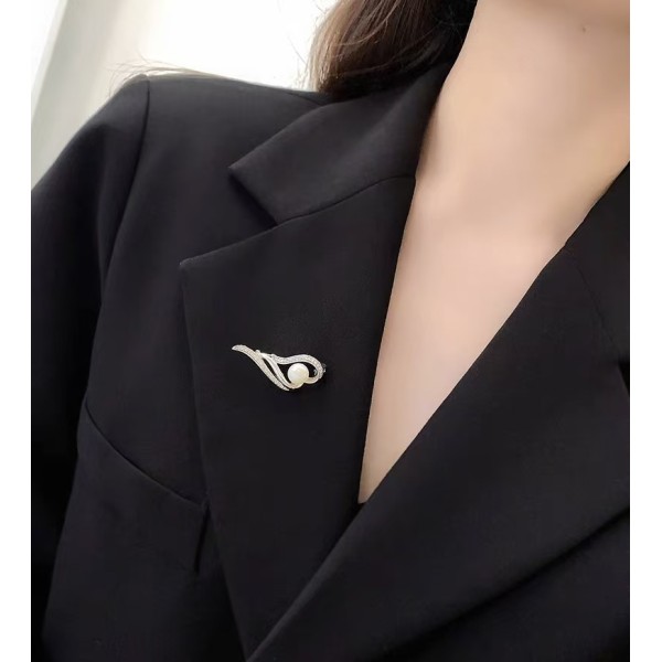 Brosa argint, martisor de argint, cadou martie, martisor educatoare, martisor invatatoare, dama, argint 925 rodiat, argintiu, 4,58 gr