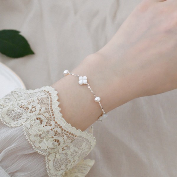 Bratara finuta cu perle naturale si trifoi sidef, argint 925, lungime reglabila, bijuterii elegante pentru femei, martisor cadou martie, argintiu, 2,49 gr